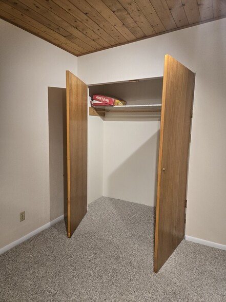 Master Closet - 4555 Ridgeway Dr