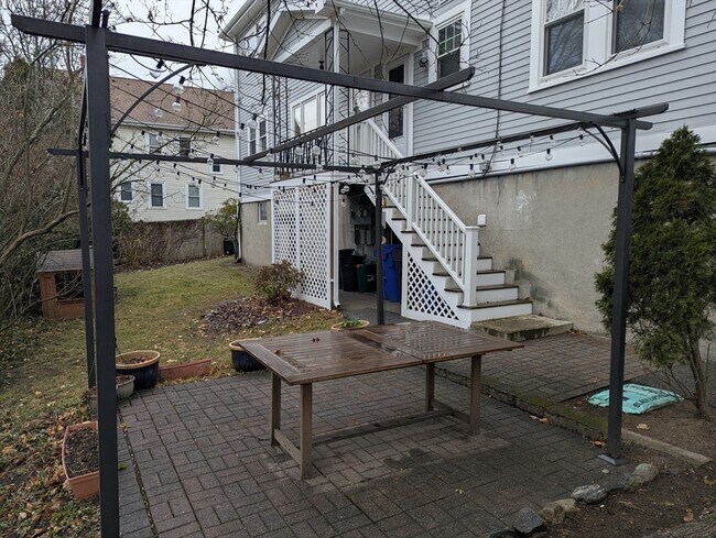 Building Photo - 185 Mystic St