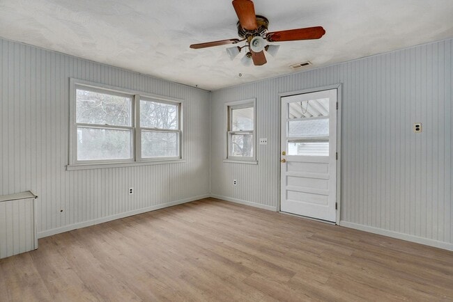 Building Photo - Charming 2 Bed | 1 Bath Home with Updated Interior