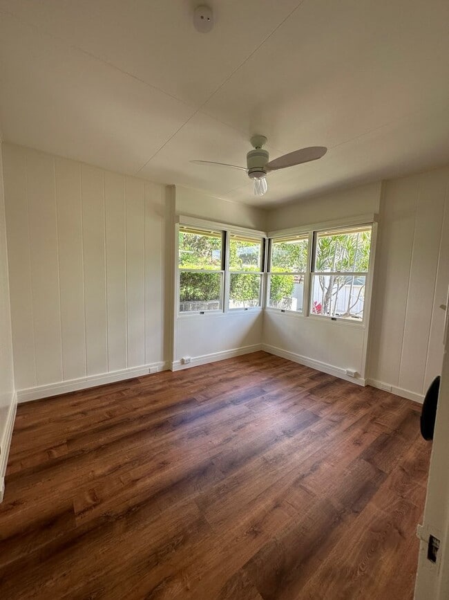 Building Photo - Spacious 2 bedrooms, 1 bath with parking