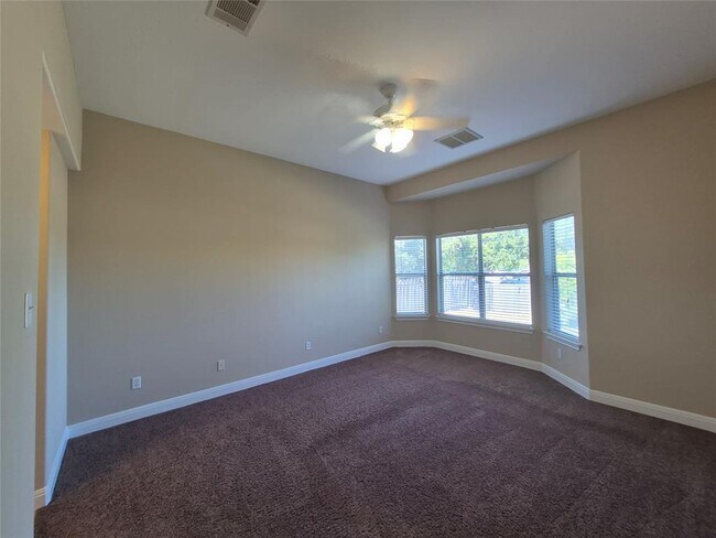 Building Photo - 8800 Hazelhurst Dr
