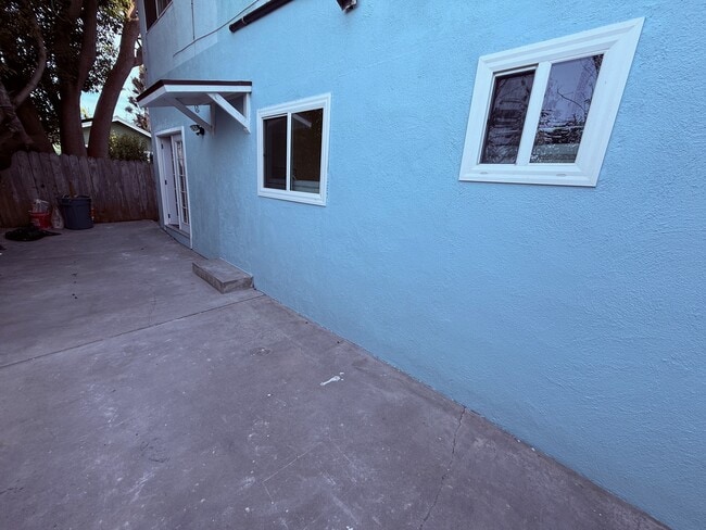 Building Photo - 323 S Francisca Ave