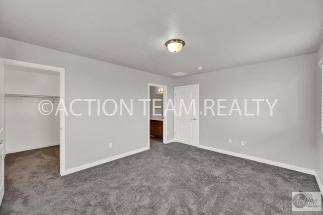 Building Photo - Beautiful Townhome in Bluffdale