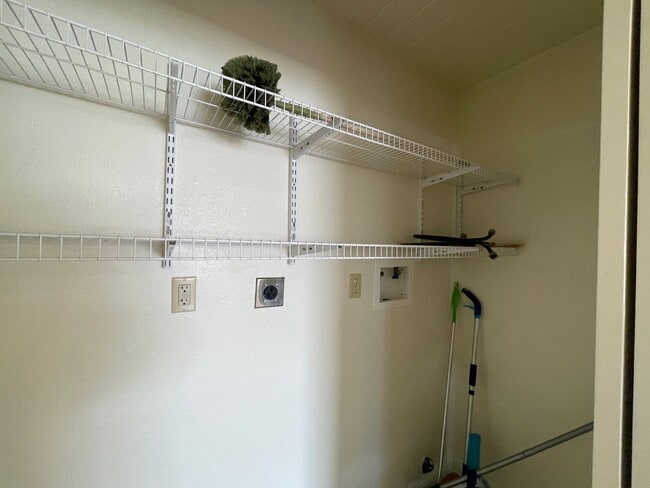 Building Photo - Beautiful and Spacious Pet-Friendly Home!