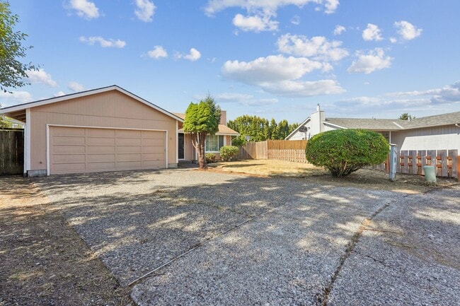 Building Photo - $1000 off first month's rent!