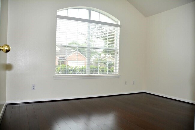 Building Photo - 8047 High Hollow Ln