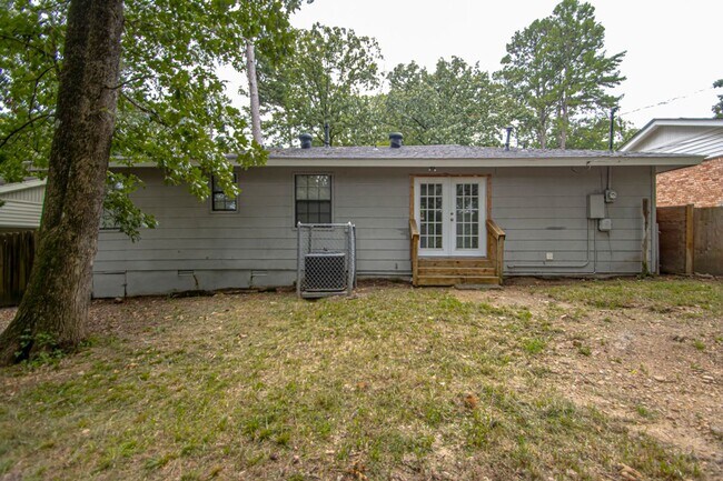 Building Photo - Charming 3-Bedroom Home with Large Fenced Backyard in Little Rock!