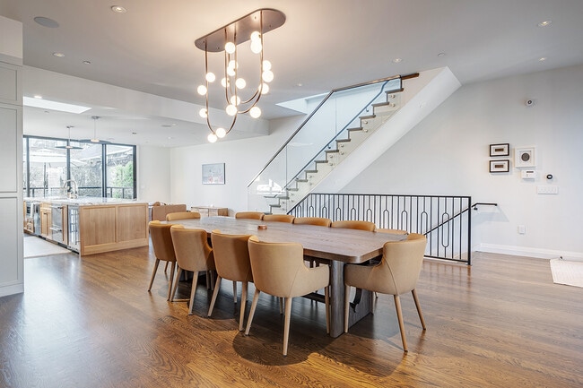 Building Photo - 463 Duncan St