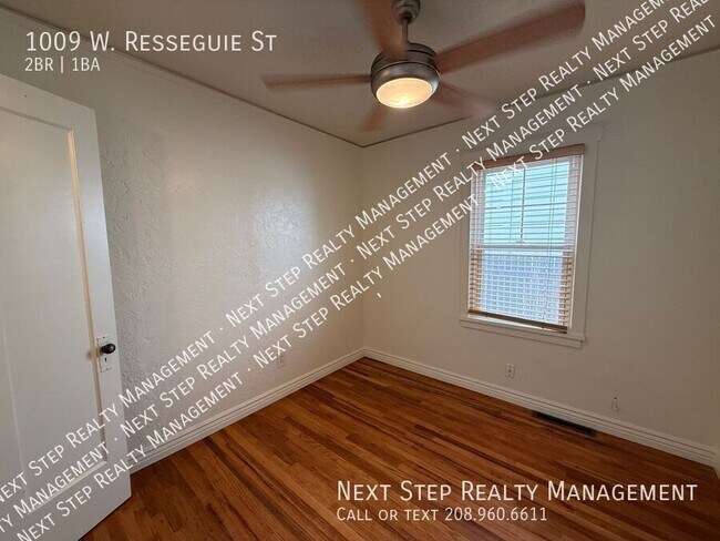Building Photo - 1009 W Resseguie St