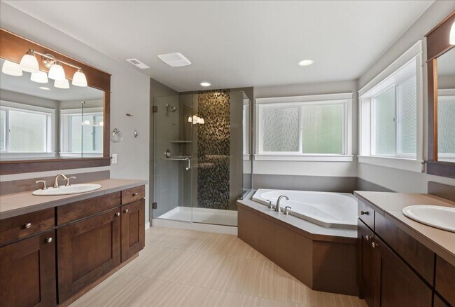 Building Photo - 4bd/4.5ba Sammamish Home