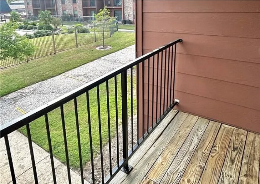 Building Photo - 904 University Oaks Blvd