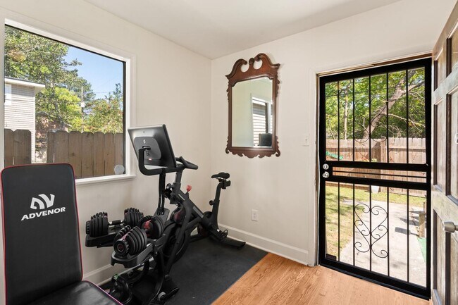 Building Photo - Charming 3 Bedroom Home Near Downtown Savannah with Flex Room & Fenced Yard