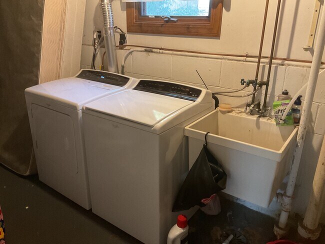 Building Photo - 945 Beacon Ln