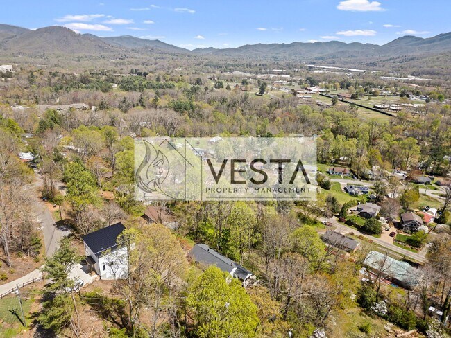 Building Photo - 118 Pine Hill Dr