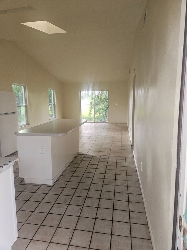 Building Photo - 2/1 DUPLEX