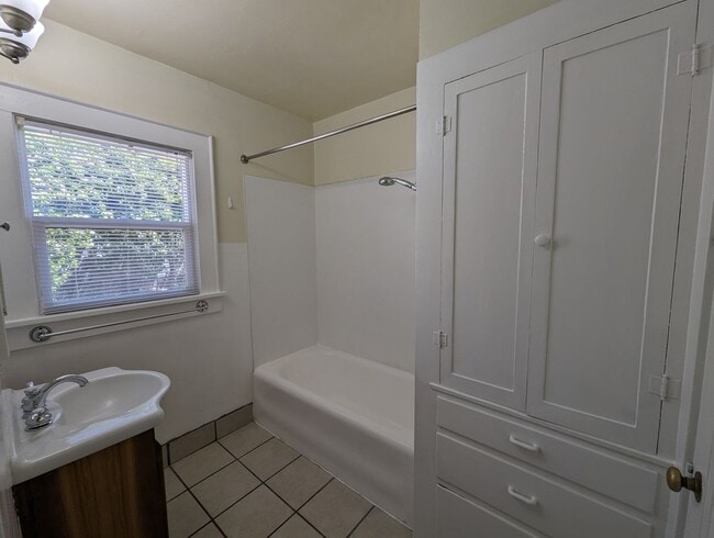 Building Photo - Nice 2 Bedroom, 1-Bath Bungalow Style Home!