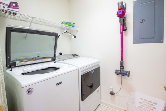 Building Photo - FURNISHED OFF-SEASON MONTHLY RENTAL