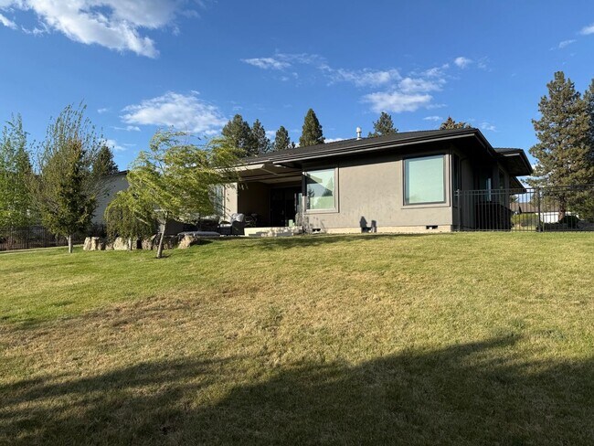 Building Photo - Beautiful and Spacious 3 Bed/2.5 Bath Home on 0.46 Acre Lot in SE Bend