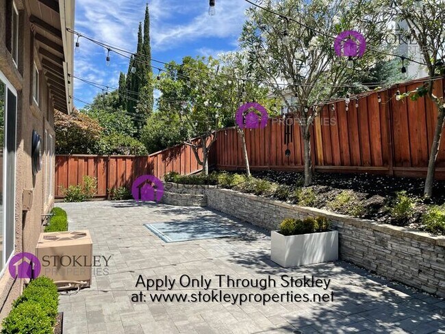 Building Photo - 208 Stetson Dr