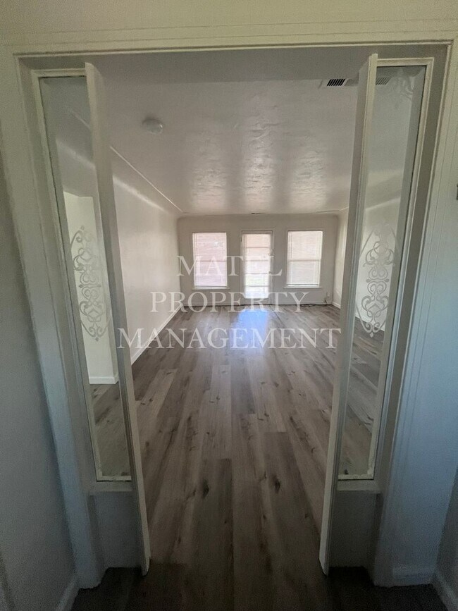 Building Photo - Move in Special see Ad