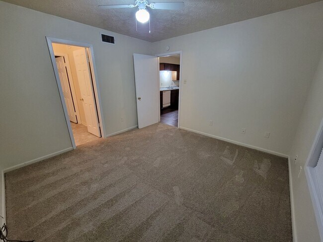 Building Photo - College Station - 2 bedroom - 1.5 Bath dow...