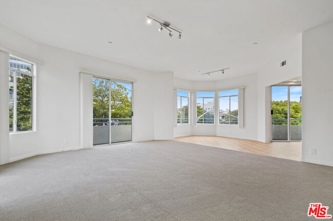 Building Photo - 1325 Arizona Ave