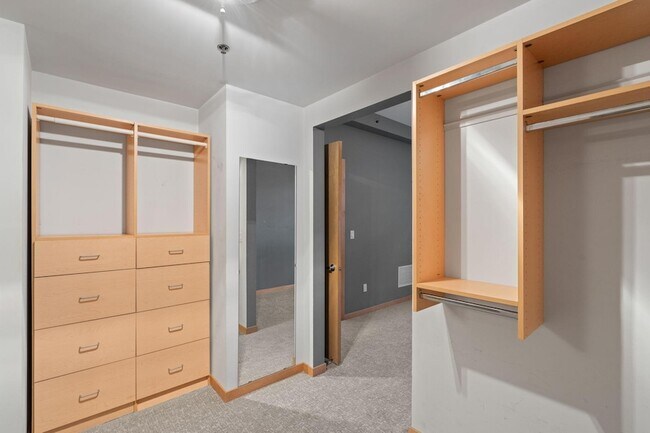 Building Photo - 401 N 2nd St