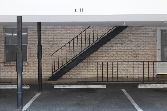 Building Photo - 8038 Broadway St