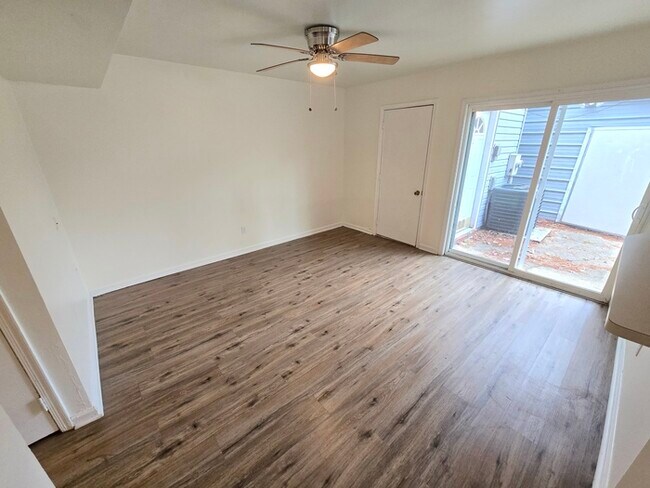 Building Photo - SPACIOUS 4 BED/2.5 TOWNHOME IN GREAT NECK!...