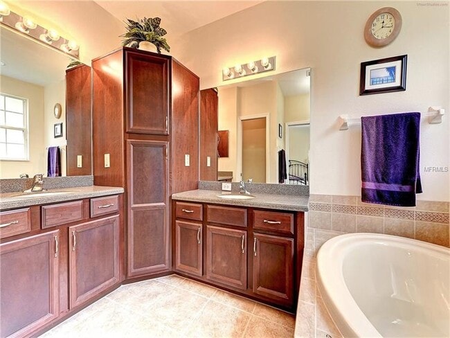 Building Photo - 8114 Villa Grande Ct
