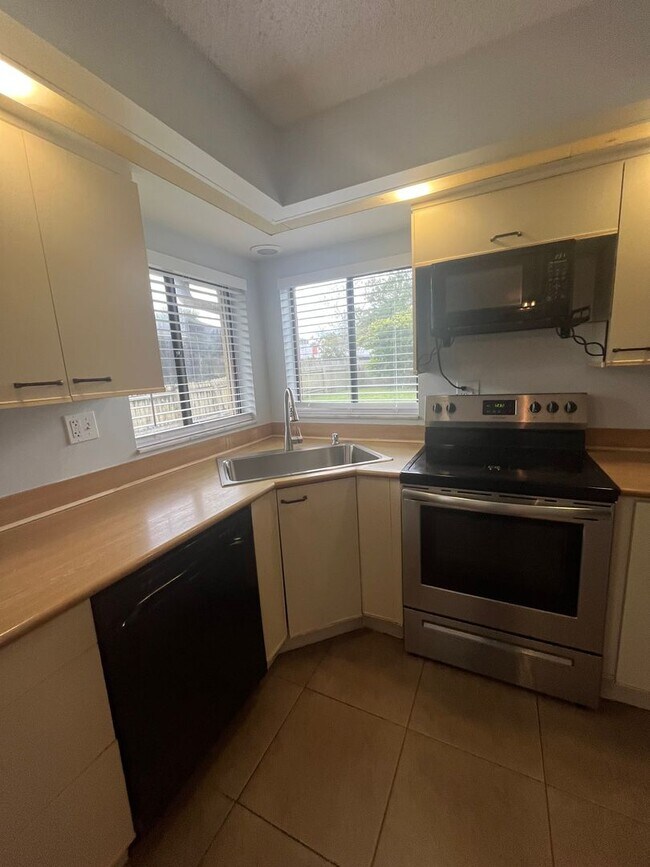 Building Photo - Super Cute 3bd 2bath! FENCED IN YARD !