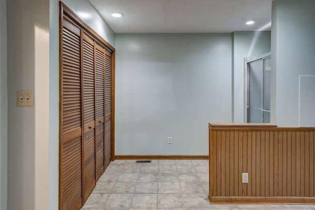 Building Photo - Large home in a beautiful setting close to all JC amenities