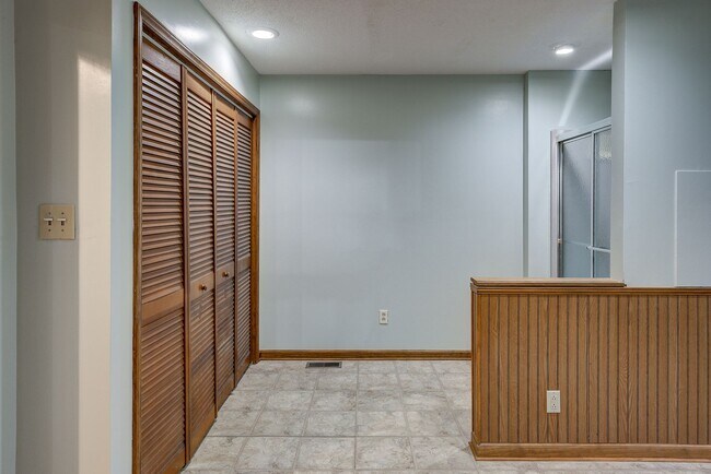 Building Photo - Large home in a beautiful setting close to...