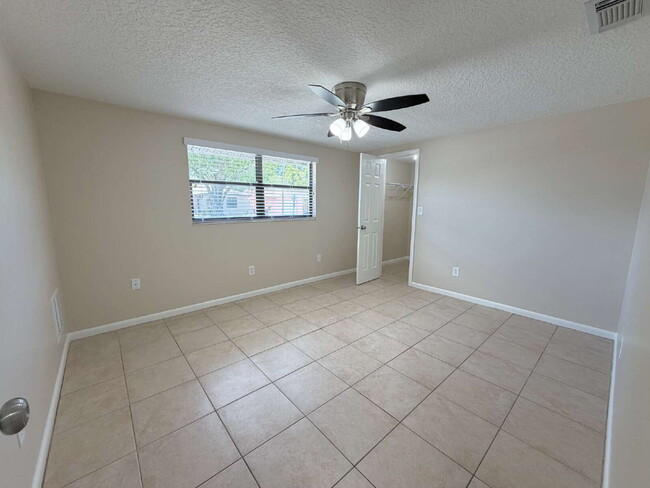 Building Photo - Spacious 2/2 with home with fenced yard in great Port Richey location.