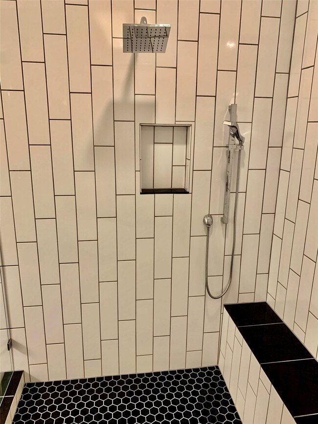 Building Photo - 919 W 15th St