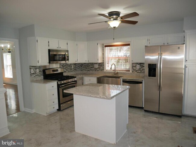Building Photo - 3045 Federal Hill Dr