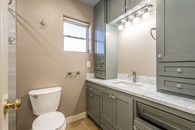 Building Photo - 527 Acacia St