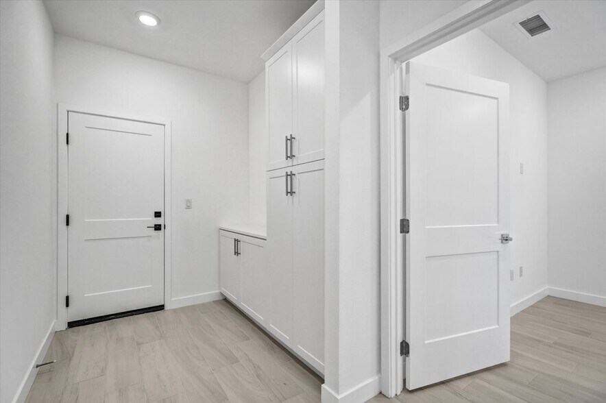 Building Photo - 10002 Central Ave