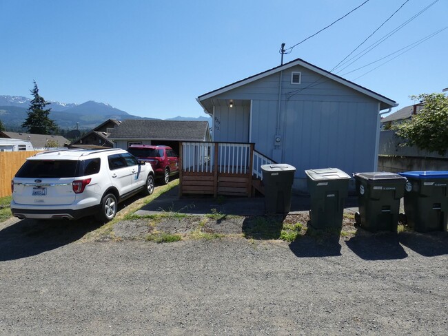 Building Photo - Cozy Cute on the West Side