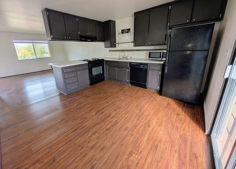 Quartz Counter tops - 217 E I St