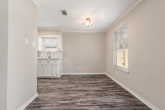 Building Photo - 3900 Sioux Cir