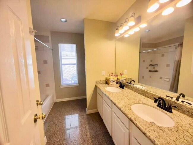 Building Photo - 1916 Lakewinds Dr