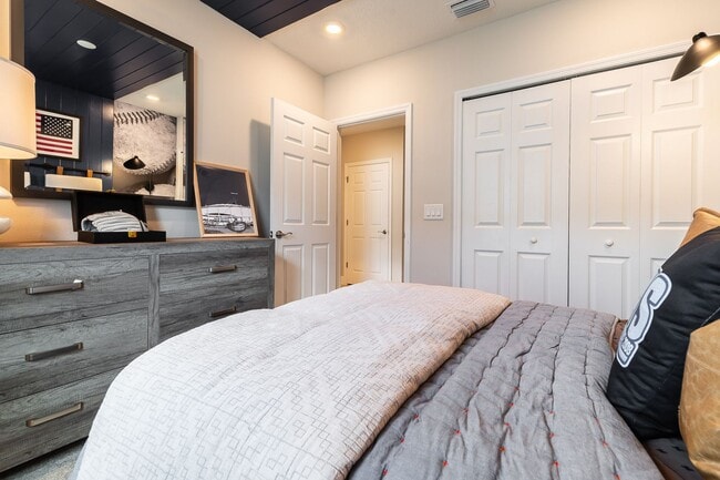 Building Photo - A Luxuriously Furnished 3-Bed, 2-Bath Mode...