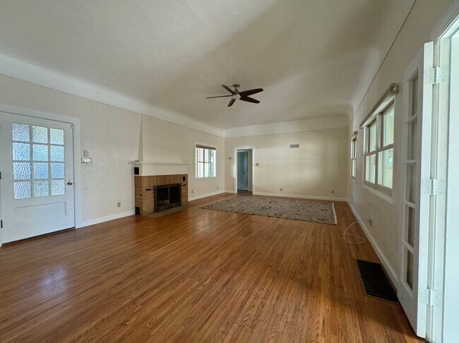 Building Photo - Welcome to this charming 2-bedroom, 2-bath...