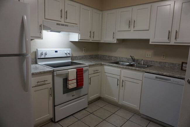 Building Photo - 3 Bedroom 2 Bathroom with Bonus Room