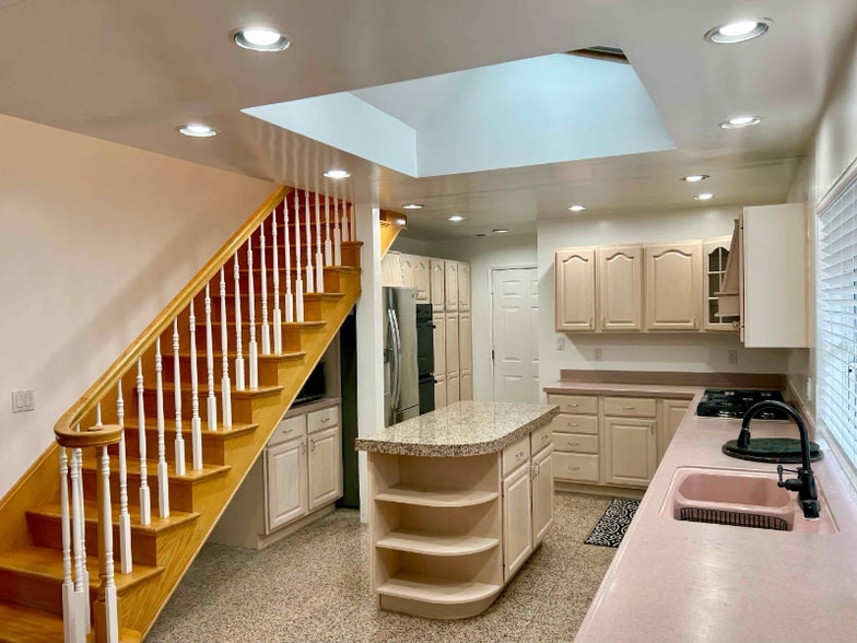 Building Photo - 1180 Sierra Vista Way