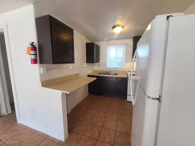 Building Photo - Studio