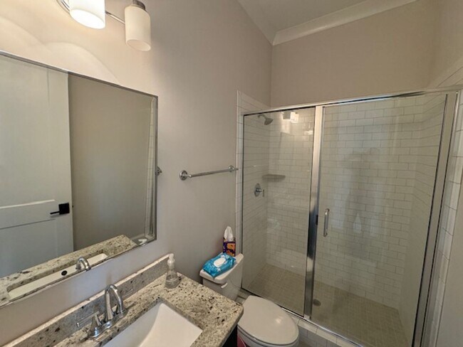 Building Photo - Lightly Furnished 4BR, 4BA Chapel Hill Hom...