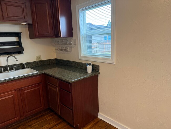 Building Photo - Updated 2 bedroom 1 bathroom house in Springfield!