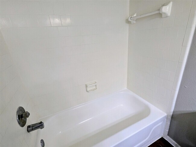 Building Photo - 7661 Fallbrook Dr